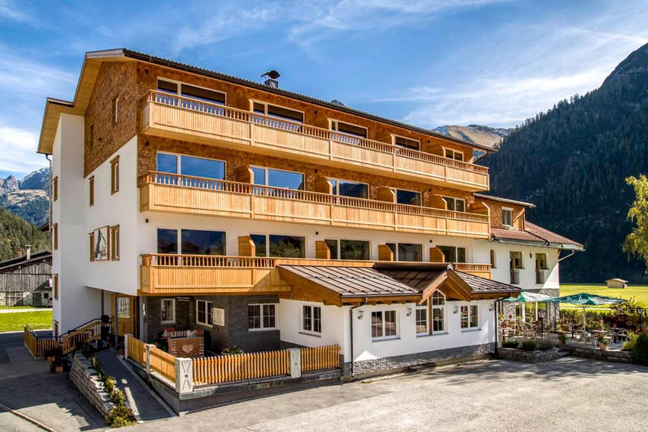 Wohlfuhlhotel Berg Heil Holzgau Exterior photo